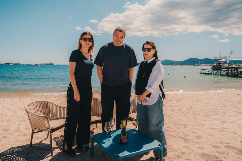 Sebastian Stan: „Am găsit românul în mine din nou” 5 5_Amalia Enache, Radu Jude, Alexandra Tănăsescu_CANNES 2026_Jidvei SPIRIT-Foto Nicolae Anghel pentru Jidvei