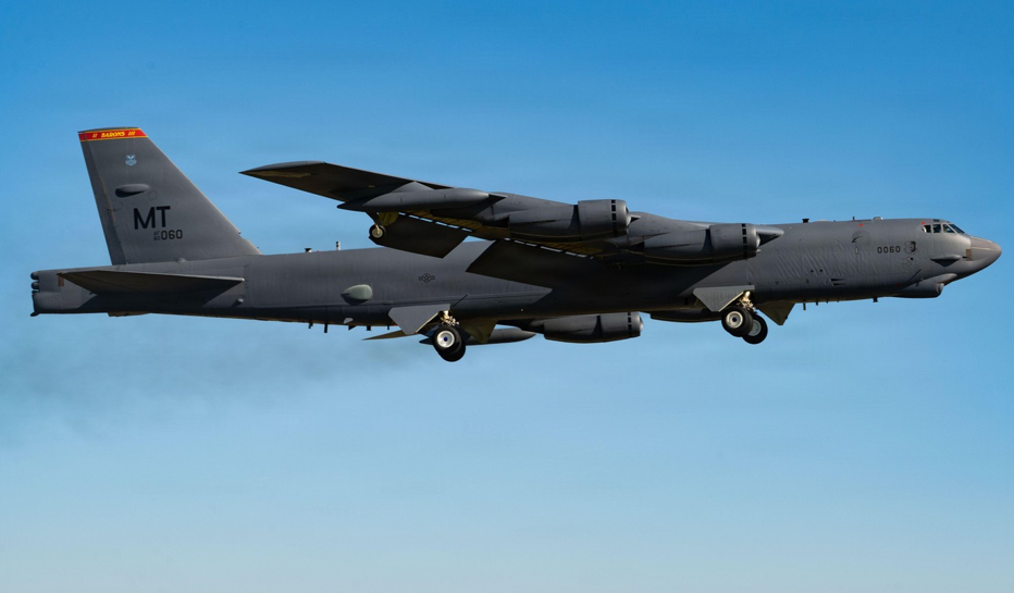 Un bombardier B-52 Stratofortress aparţinând Forţelor Aeriene americane s-a prăbuşit după decolare în California