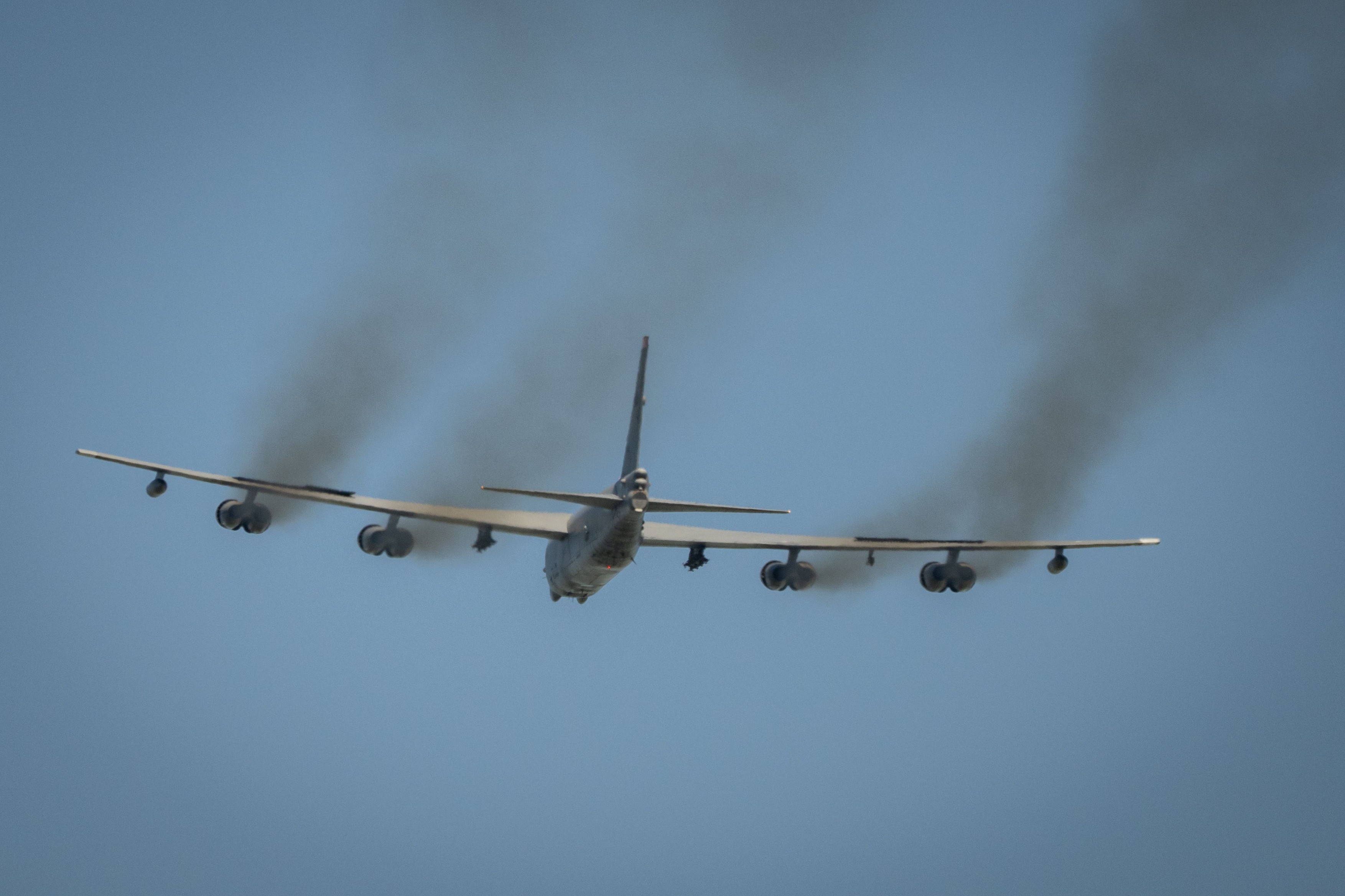 Opt morți în urma prăbușirii unui bombardier B-52 al SUA, în sudul Californiei