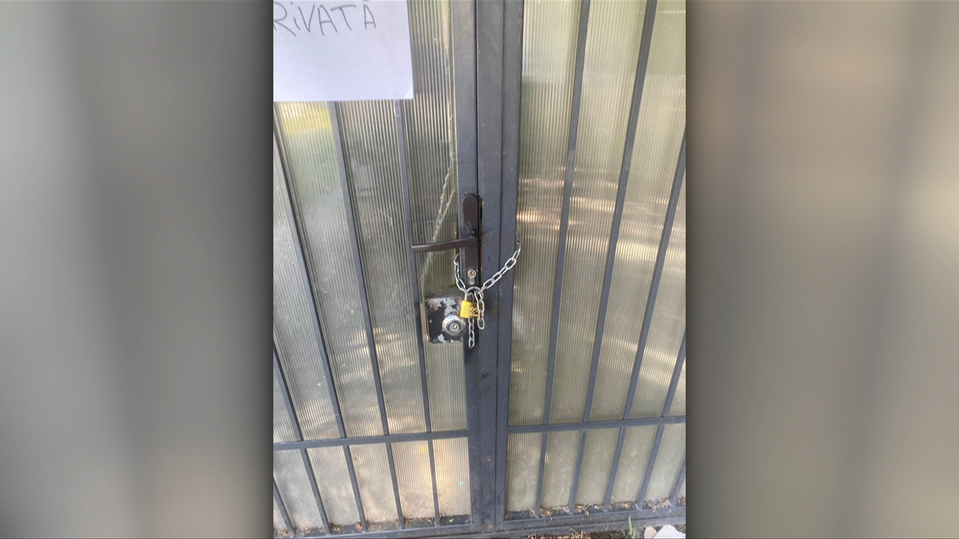 Situație neobișnuită: la Craiova, locatarii unui bloc trec prin magazin ca să ajungă acasă. Un bărbat a pus lacăt pe poarta de acces