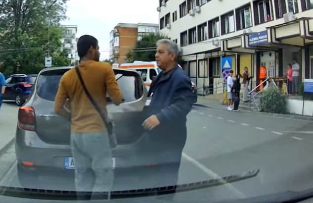 Livrator din Sri Lanka, luat la plame de un paznic de la Spitalul Județean Arad: agresiunea a fost filmată