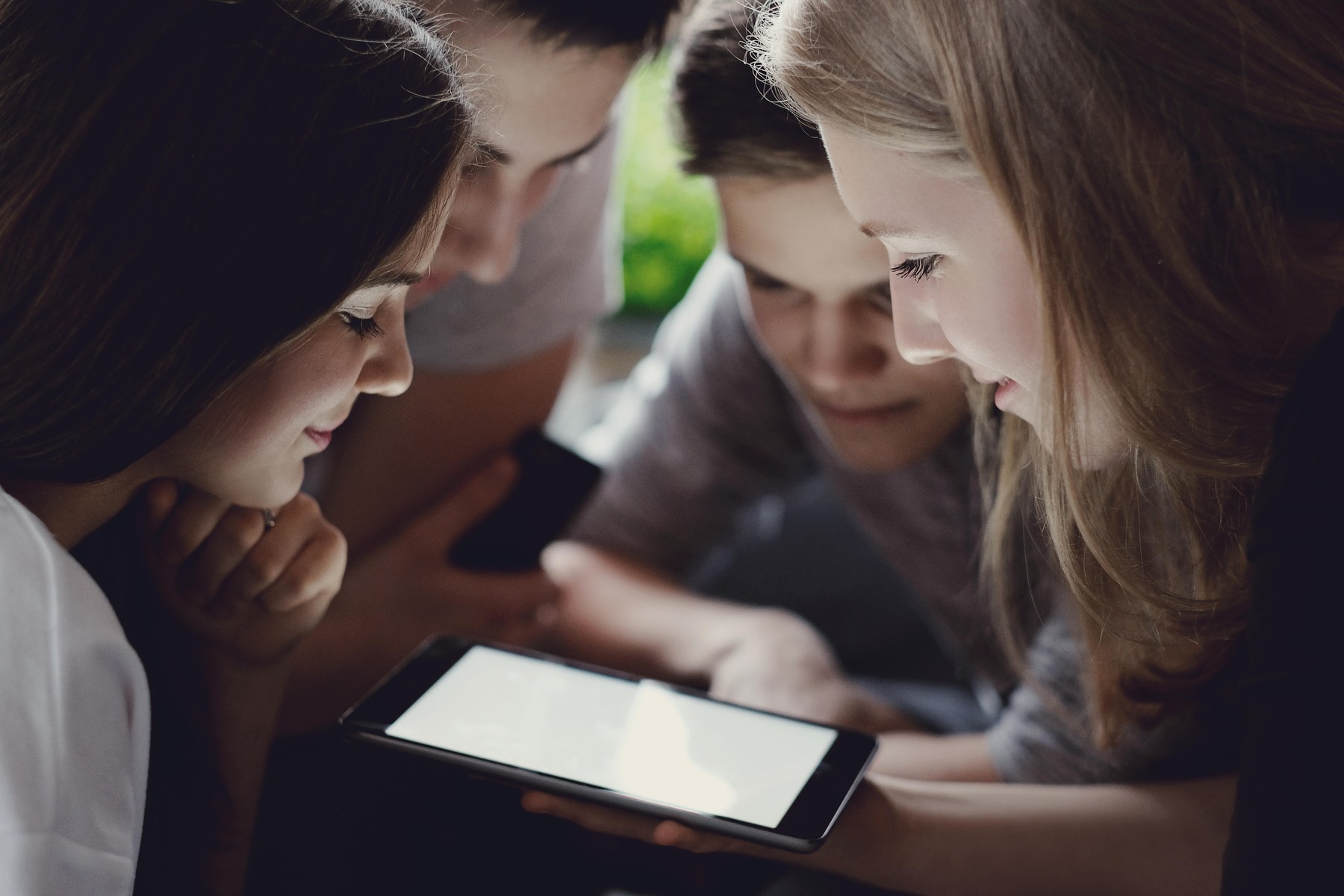 Eurobarometru: 44% dintre adolescenții români spun că petrec prea mult timp în fața ecranelor. Ce fac pentru a se proteja online