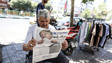 un barbat care citeste un ziar in iran