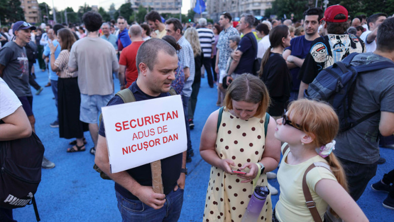 oameni la protest in piata victoriei