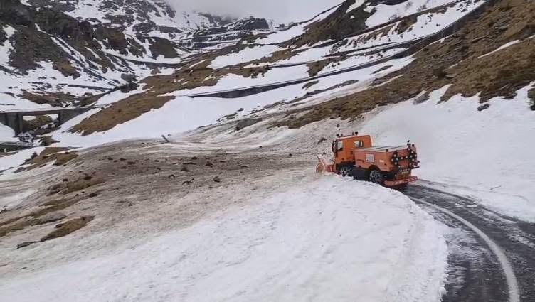 Drumarii au terminat deszăpezirea pe Transfăgrășan. Când ar urma să fie deschis drumul