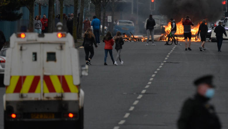 MAE: 20 de români din Irlanda de Nord sunt afectați direct de violențele anti-imigranți. Casele a 3 familii au fost vandalizate