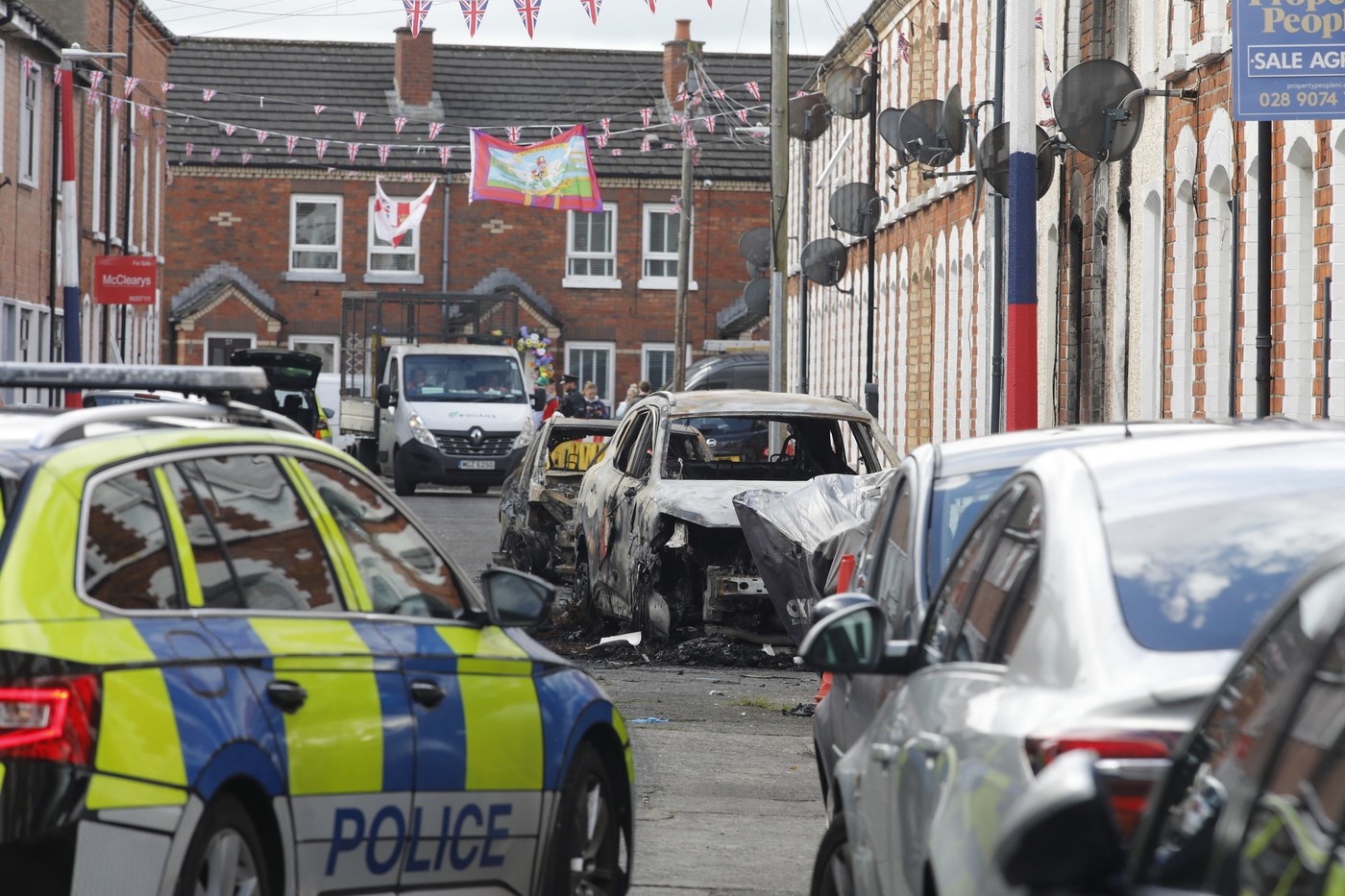 Trei familii de români au fost afectate de violențele din Belfast. MAE: „Locuințele le-au fost vandalizate”