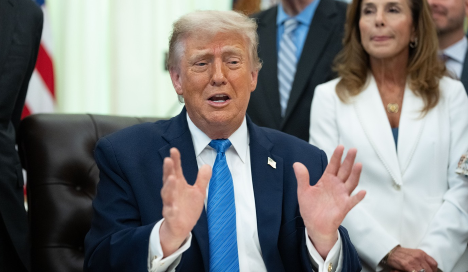 Trump afirmă că SUA au transportat în secret milioane de bar