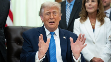 trump vorbeste la birou