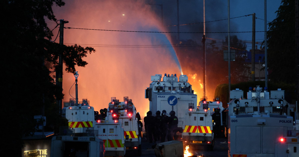 A doua noapte de violenţe la Belfast: Poliţia a folosit tunuri cu apă