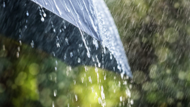 ploaie care cade pe umbrelă