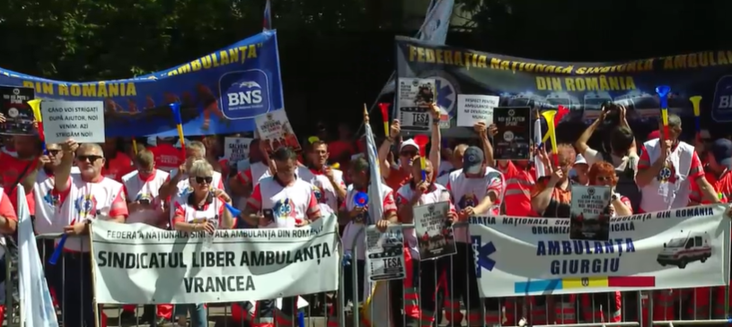 Sute de angajați din Sănătate protestează în fața 