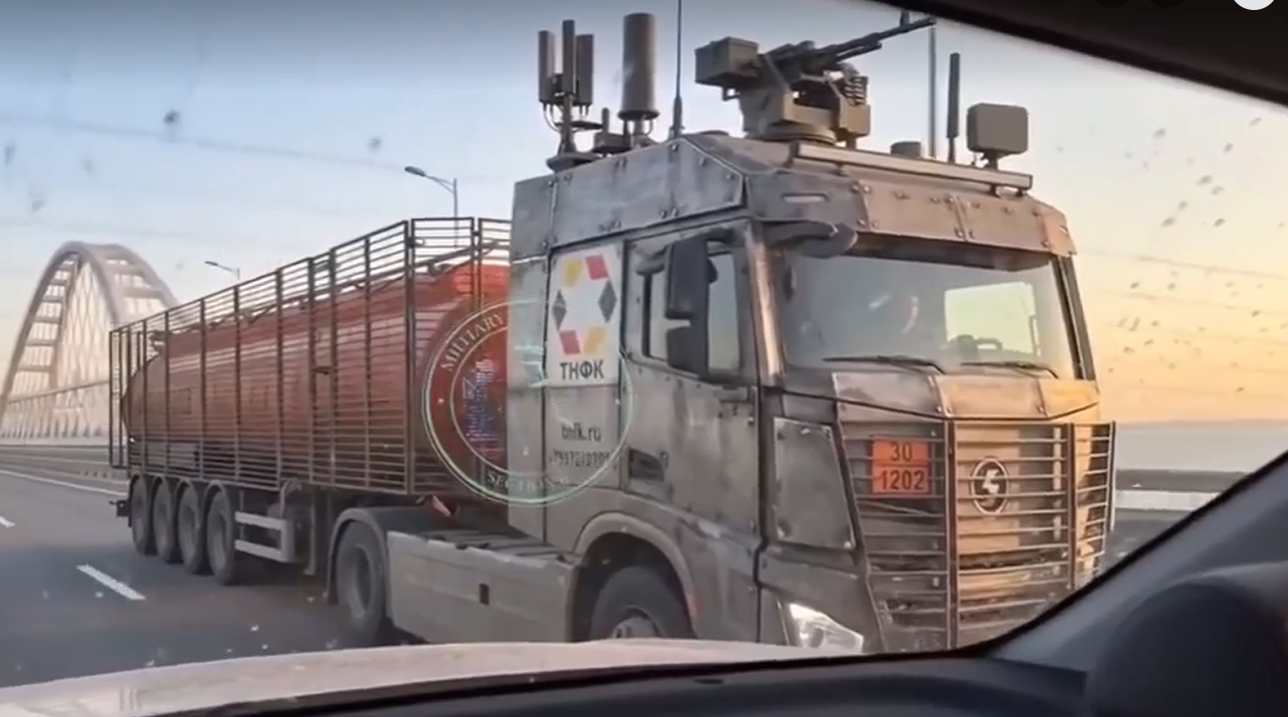 Scene din Mad Max pe podul lui Putin. Măsurile disperate la care apelează rușii pentru a transporta combustibil în Crimeea