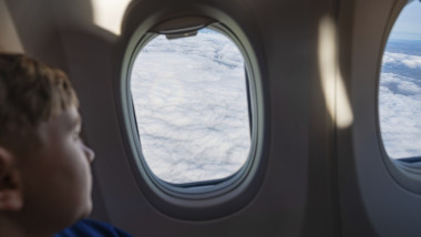 copil în avion