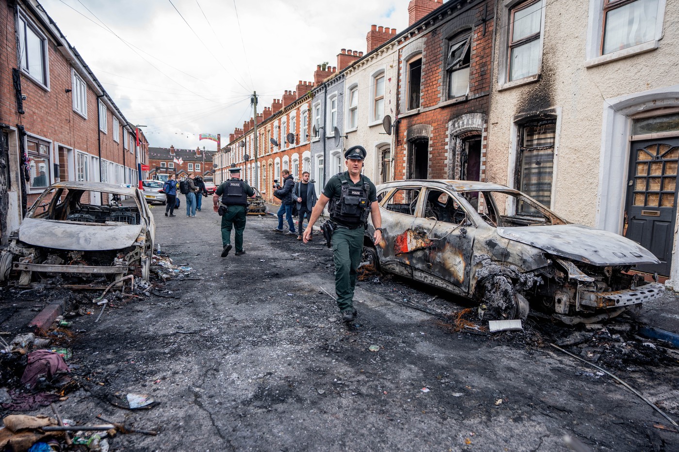 MAE a primit solicitări de asistenţă care vizau 41 de români, în contextul tensiunilor din Irlanda de Nord. 15 minori revin în țară