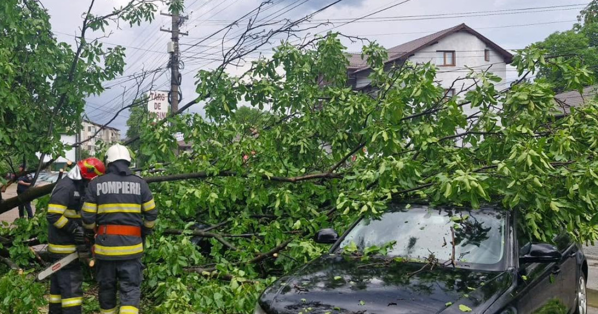 Inundații și străzi sub ape în 15 județe