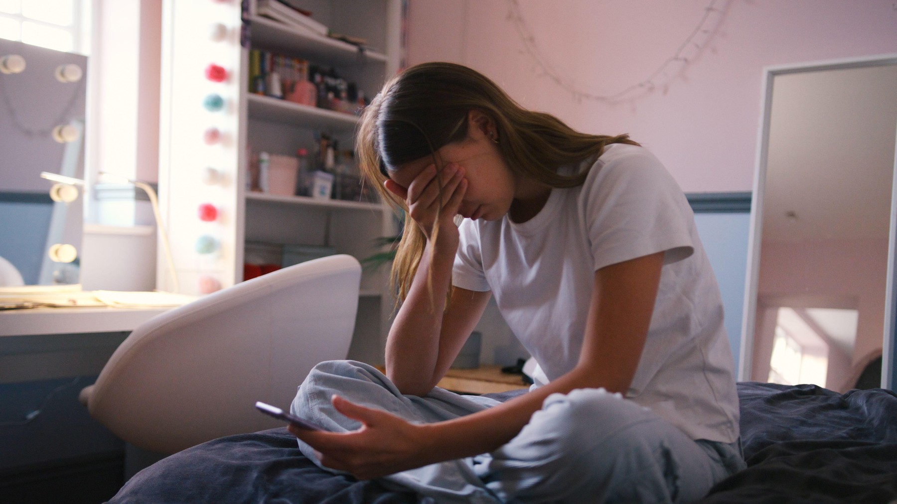Câte ore pe zi pe rețelele sociale cresc riscul de depresie la adolescenți: Concluziile unui studiu desfășurat timp de un deceniu