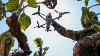 un soldat rus se pregătește să lanseze o dronă quadcopter în Ucraina
