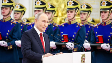 v putin la pupitru, soldati din garda de onoare pin fundal