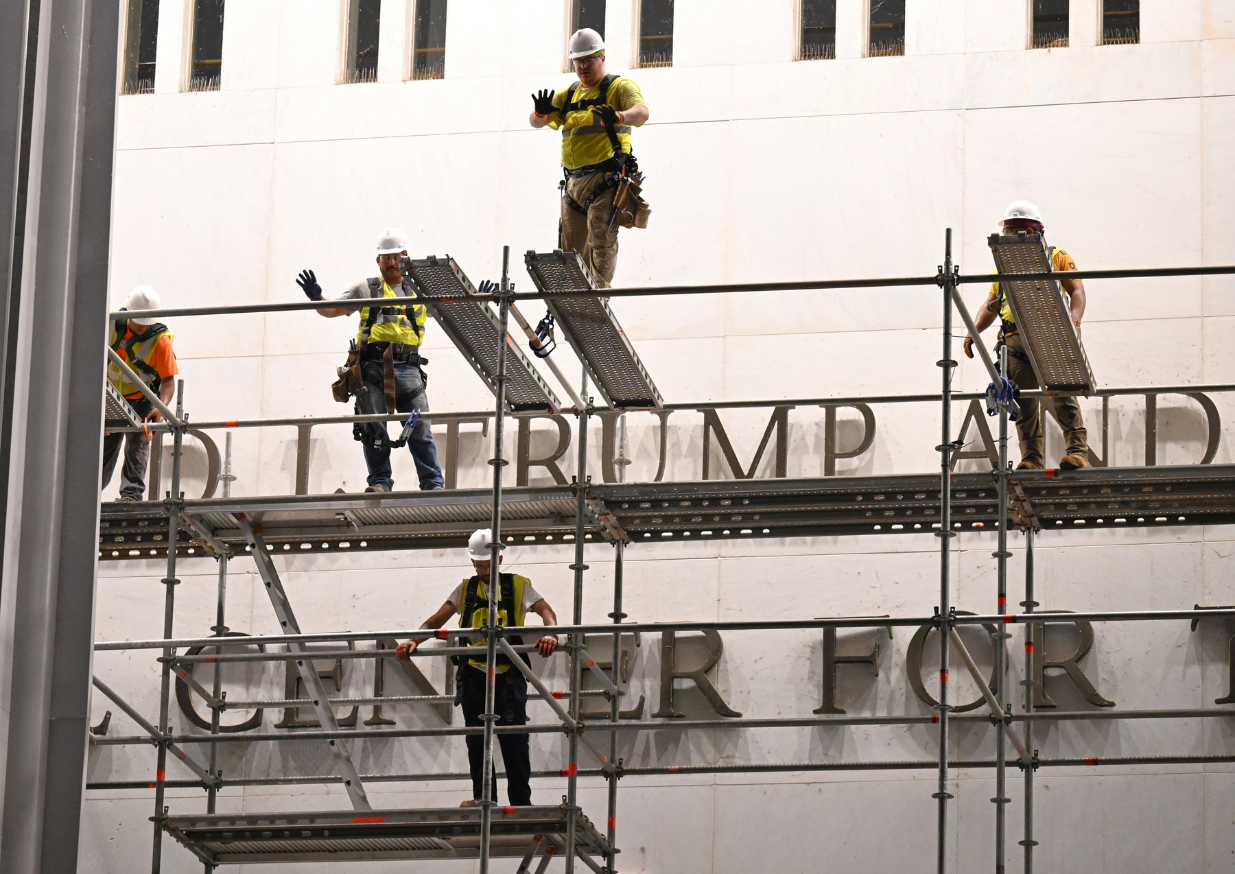 Numele lui Donald Trump a fost îndepărtat de pe clădirea Kennedy Center, la doar șase luni de la montare