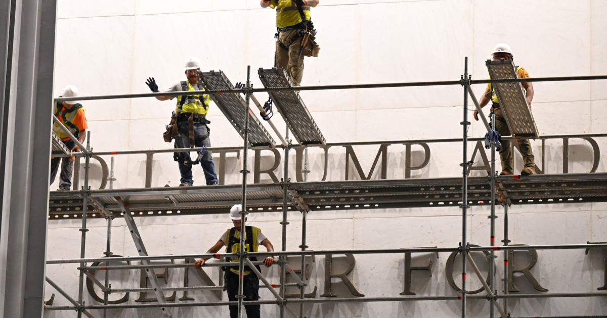 Numele lui Trump, îndepărtat de la Kennedy Center