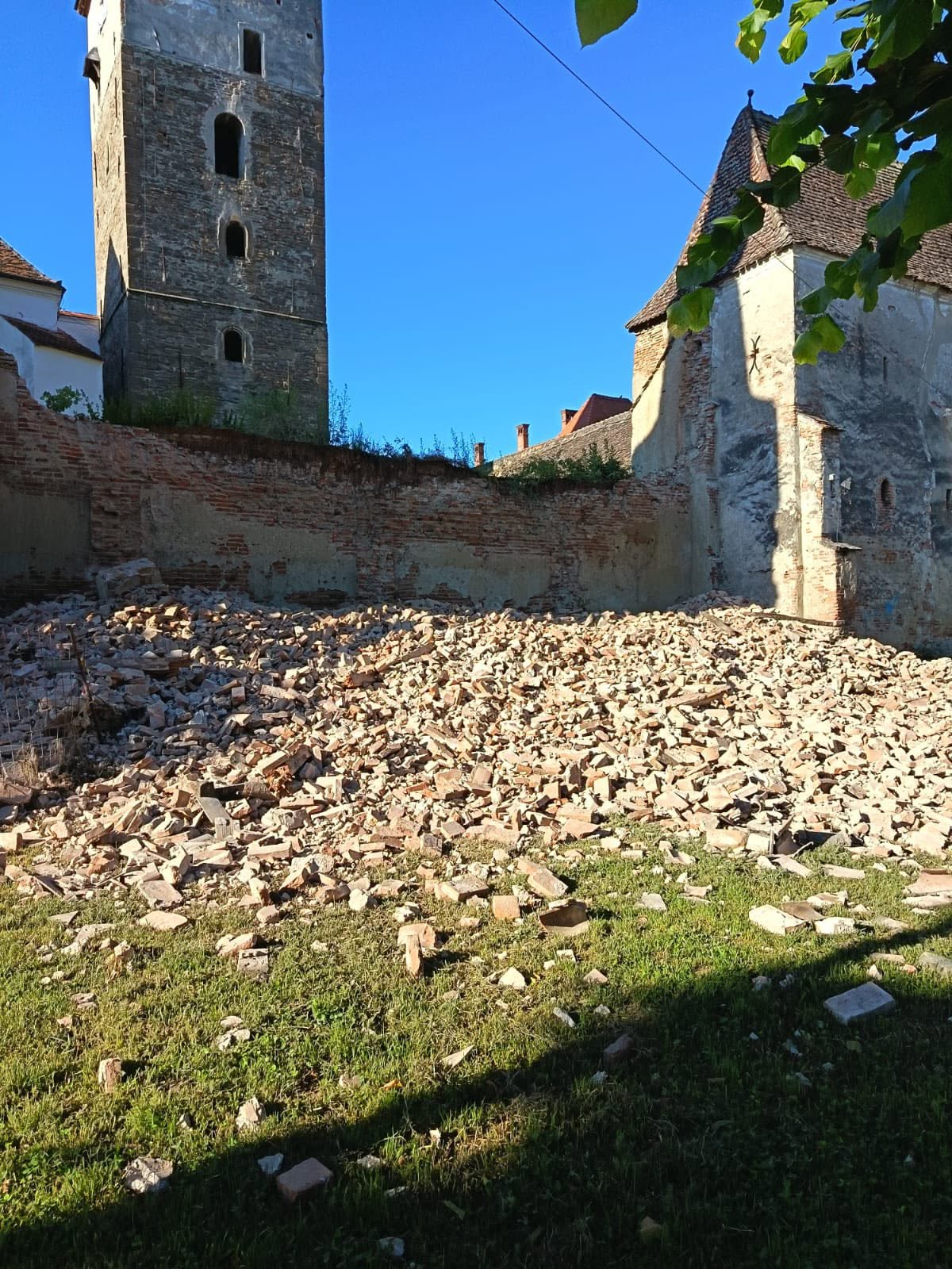 Zidul bisericii fortificate din Moșna, prăbușit parțial. Vizitele au fost suspendate