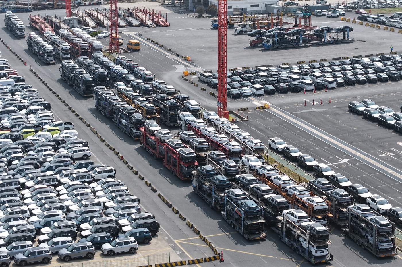 Reacție dură a Beijingului, după ce SUA au inclus Alibaba, Baidu, BYD și alte companii pe lista firmelor care sprijină armata chineză
