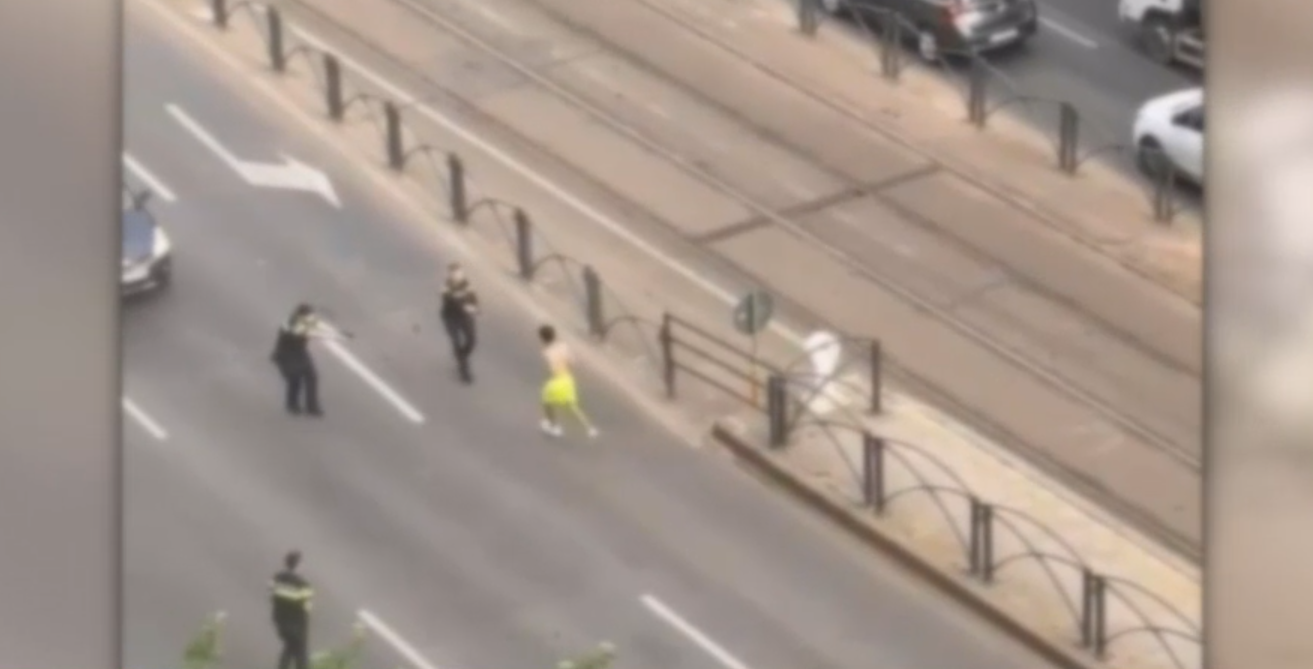 Focuri de armă pe stradă în București. Poliția a încercat să oprească un tânăr suspectat că și-a înjunghiat tatăl