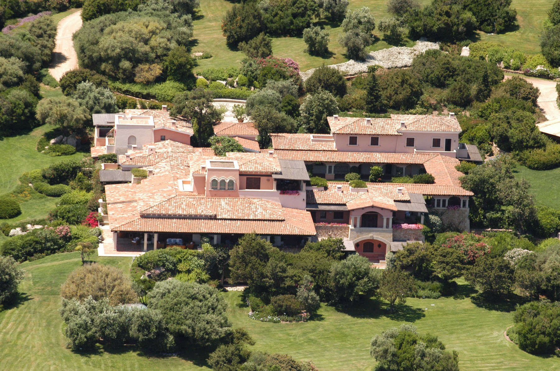 Cine a cumpărat controversata Villa Certosa din Sardinia, unde Silvio Berlusconi organiza scandaloasele petreceri „bunga-bunga”