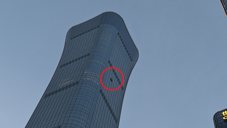 un avion a lovit cea mai inalta cladire din china