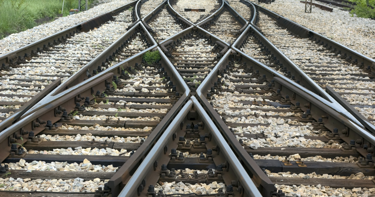 Accident feroviar în Constanța. Cinci vagoane ale unui tren de marfă au deraiat, unul s-a răsturnat