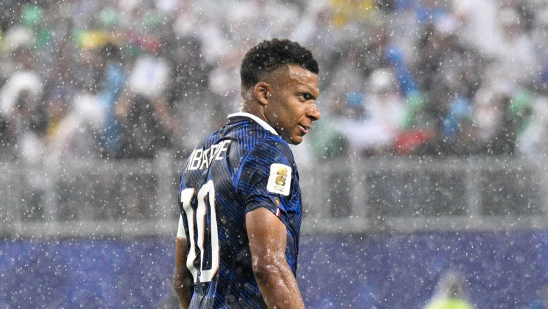 mbappe in ploaie la meci