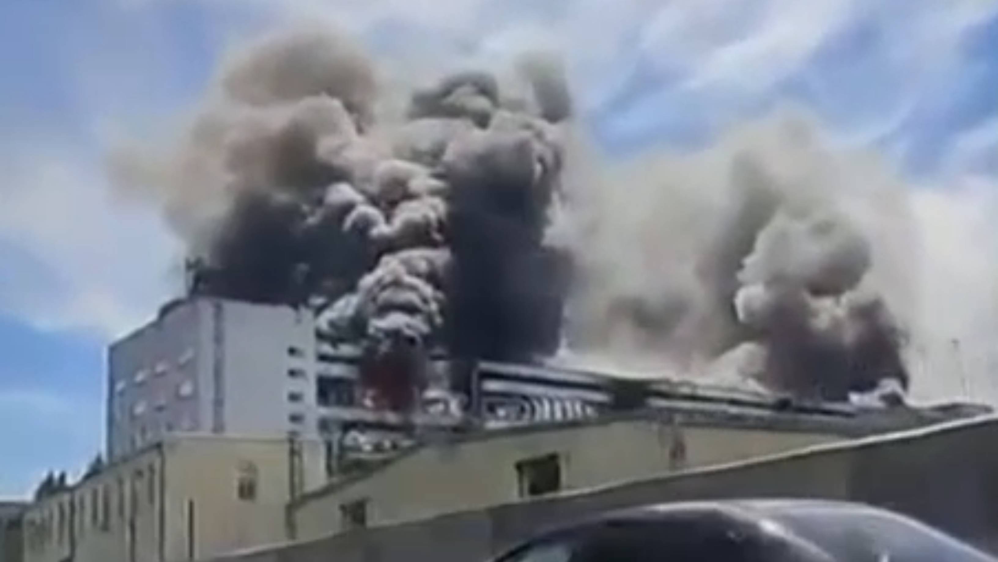 Fum dens în Rusia, după ce o uzină importantă a fost ținta unui atac ucrainean cu rachete Storm Shadow. Imagini cu bombardamentul