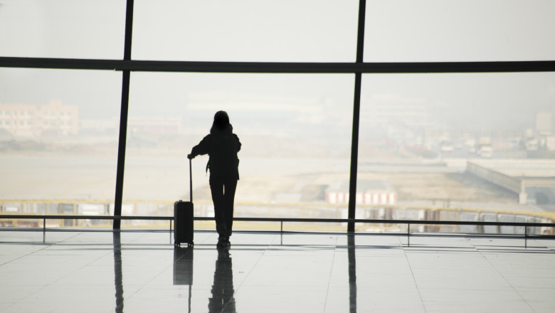 femeie cu bagajul la aeroport