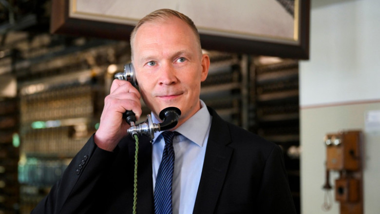 Jarkko Saarimaki vorbeste la telefon