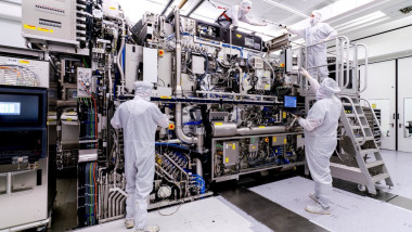 mașină EUV de la ASML pentru producția de microcipuri
