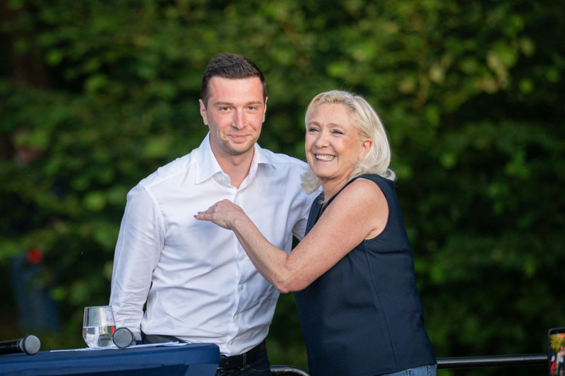 Marine Le Pen și-a anunțat candidatura la președinția Franței: Jordan Bardella va fi prim-ministrul său 2 Marine Le Pen and Jordan Bardella at the RN party event "La fete champetre" - Lievin AJ