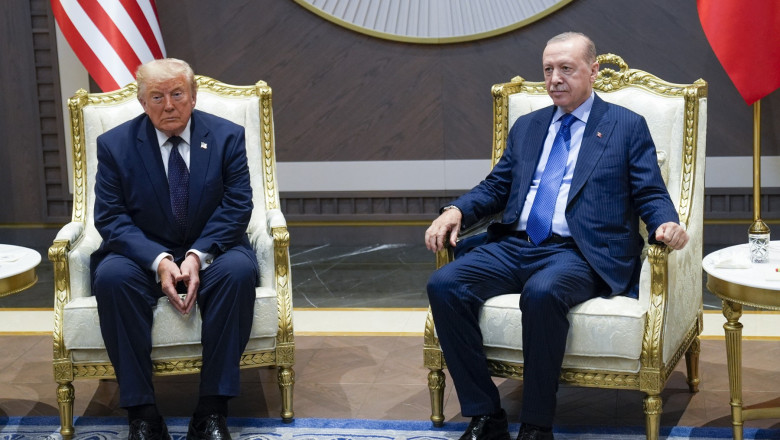 trump si erdogan pe scaune in sala de conferinte