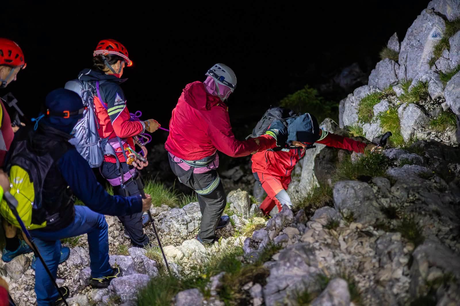 Trei turişti străini care au urcat pe munte fără echipament potrivit au fost salvaţi după o misiune de șapte ore a salvamontiştilor