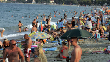 turisti pe plaja