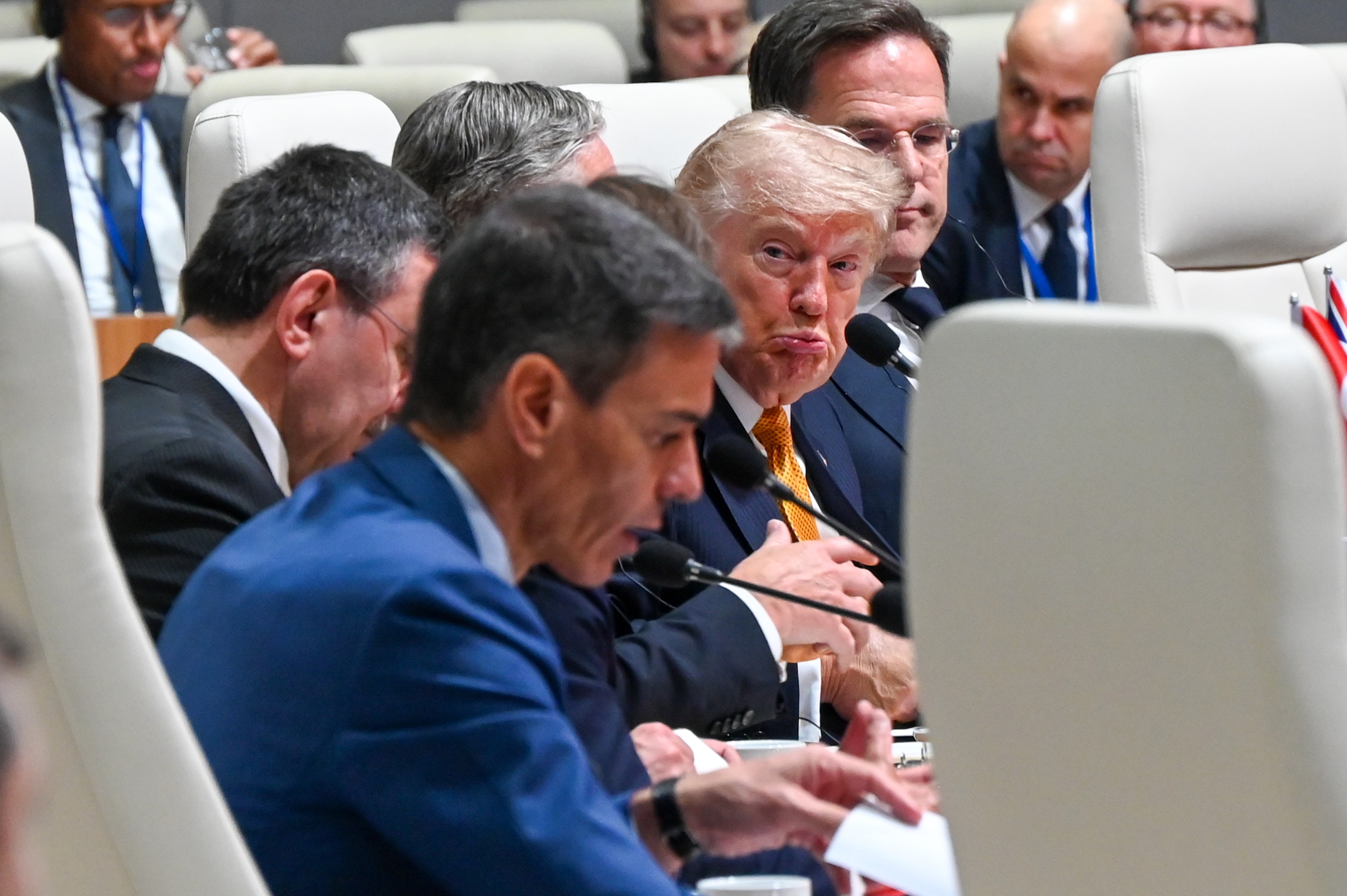 „El Loco” de la Casa albă vs. „parazitul” Europei: cum îl ajută atacurile lui Donald Trump pe premierul spaniol Pedro Sanchez