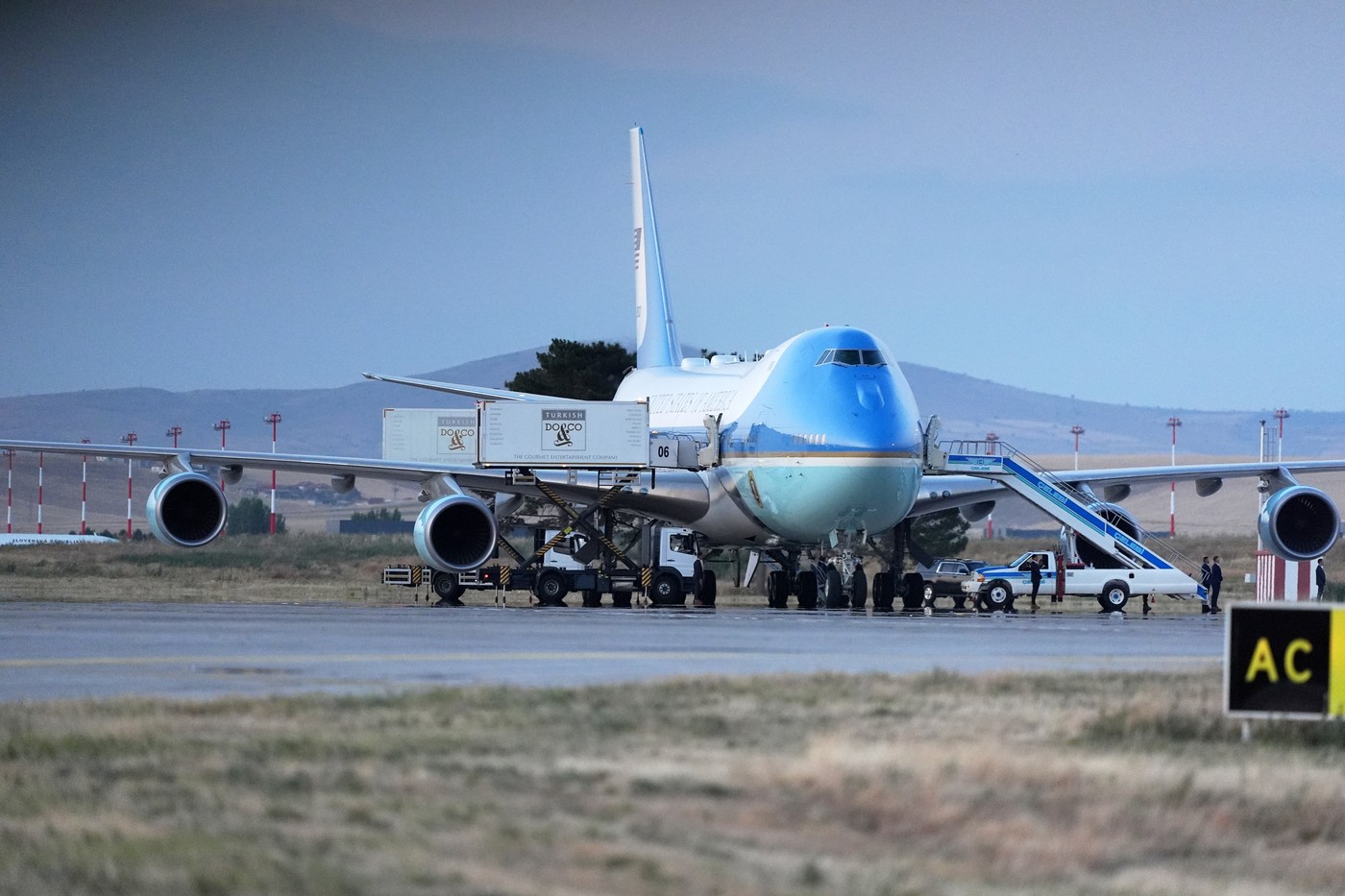 Trump a ales să se întoarcă de la summitul NATO din Turcia cu vechiul avion Air Force One. Care este motivul deciziei neașteptate