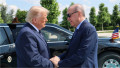 Donald Trump dă mâna cu Recep Tayyip Erdogan în timpul summitului NATO de la Ankara
