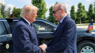 Donald Trump dă mâna cu Recep Tayyip Erdogan în timpul summitului NATO de la Ankara