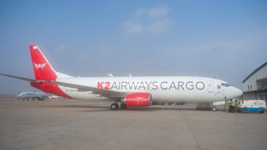 avion boeing 737 cargo pe pista