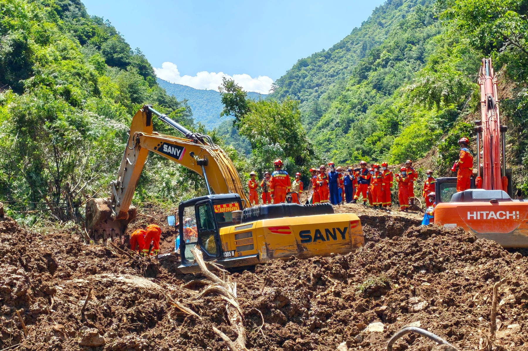 O alunecare de teren în nord-vestul Chinei a îngropat peste 30 de oameni. Bilanț: 21 de morți