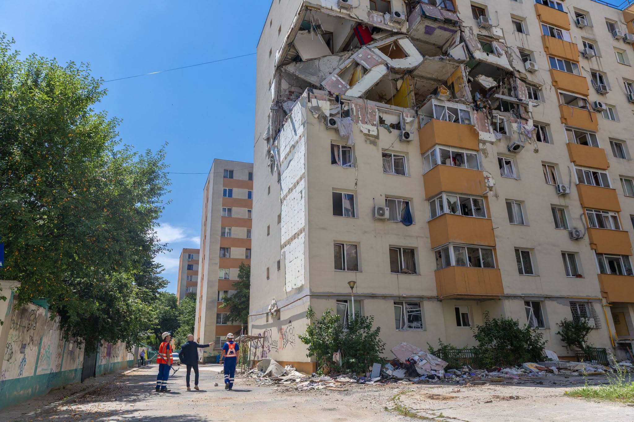 Încep lucrările la blocul afectat de explozia din Rahova. Când vor putea intra locatarii în apartamente