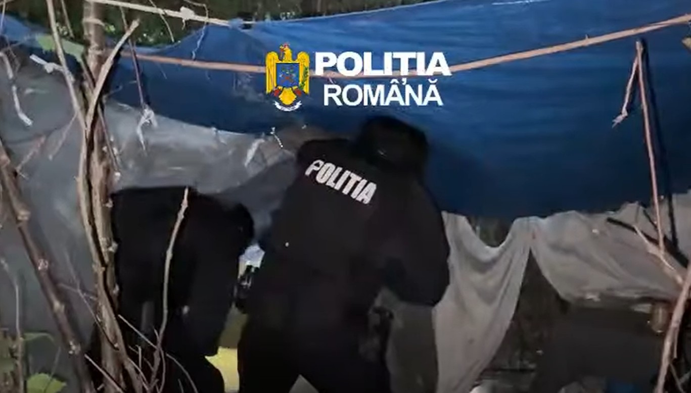 Infractor urmărit naţional, găsit de polițiști într-o groapă săpată în pământ, mascată de vegetaţie