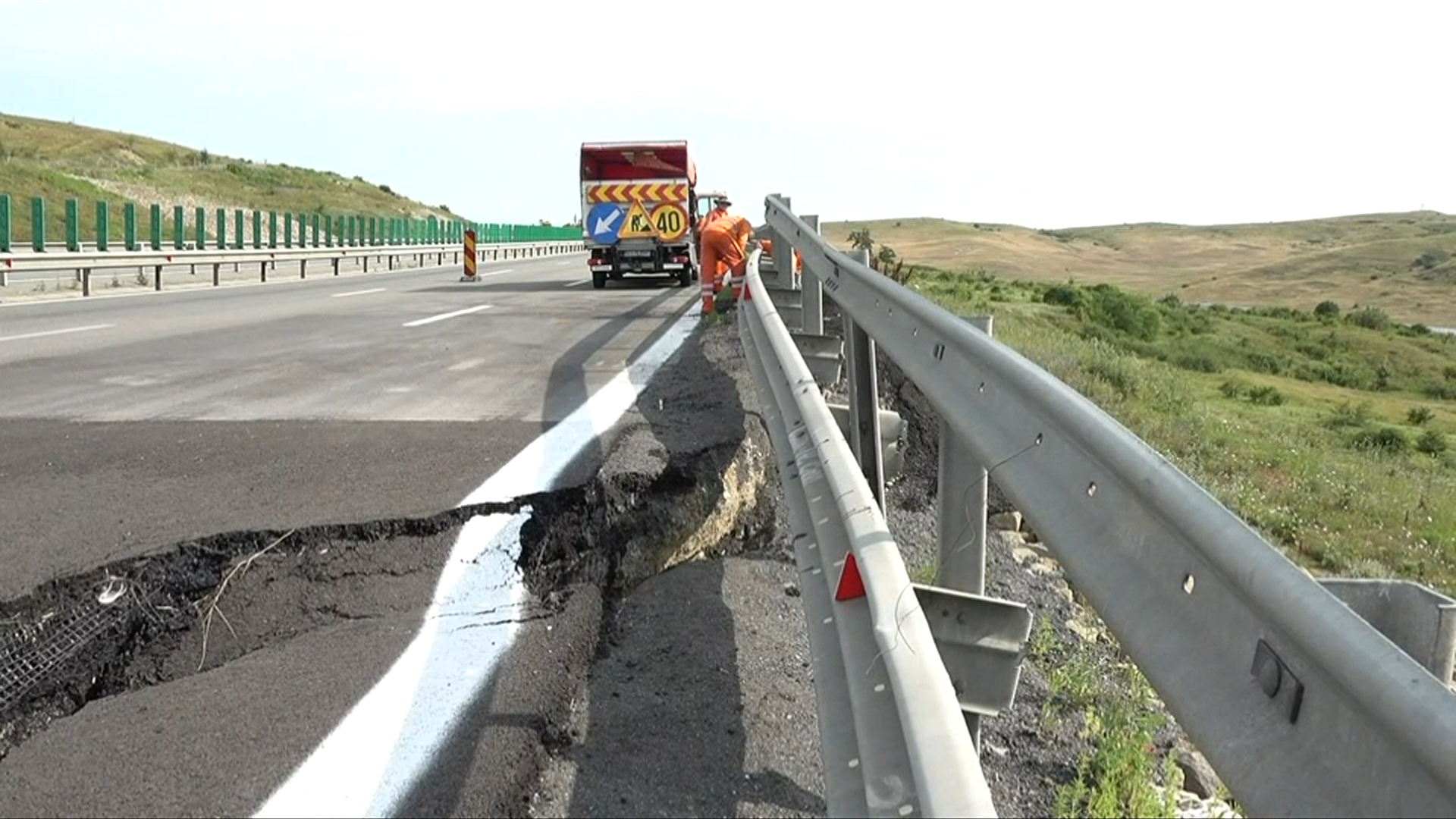 De ce a fost închis un sens de circulație pe A10 Sebeș-Turda după ce s-a surpat o parte din drum. Explicațiile CNAIR