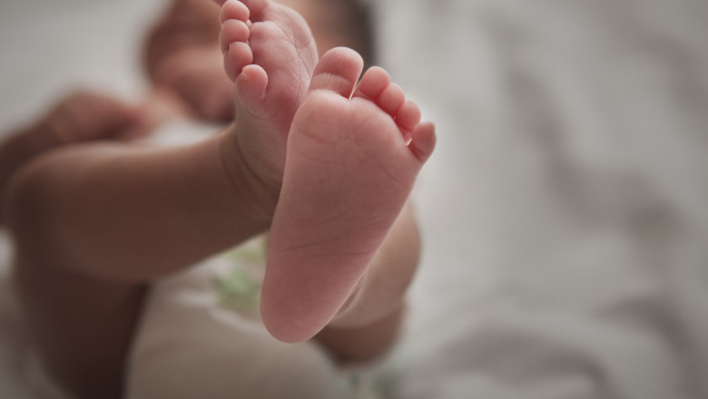 Trei persoane au fost trimise în judecată după ce au înregistrat un nou-născut pe numele altei femei, nu pe al mamei